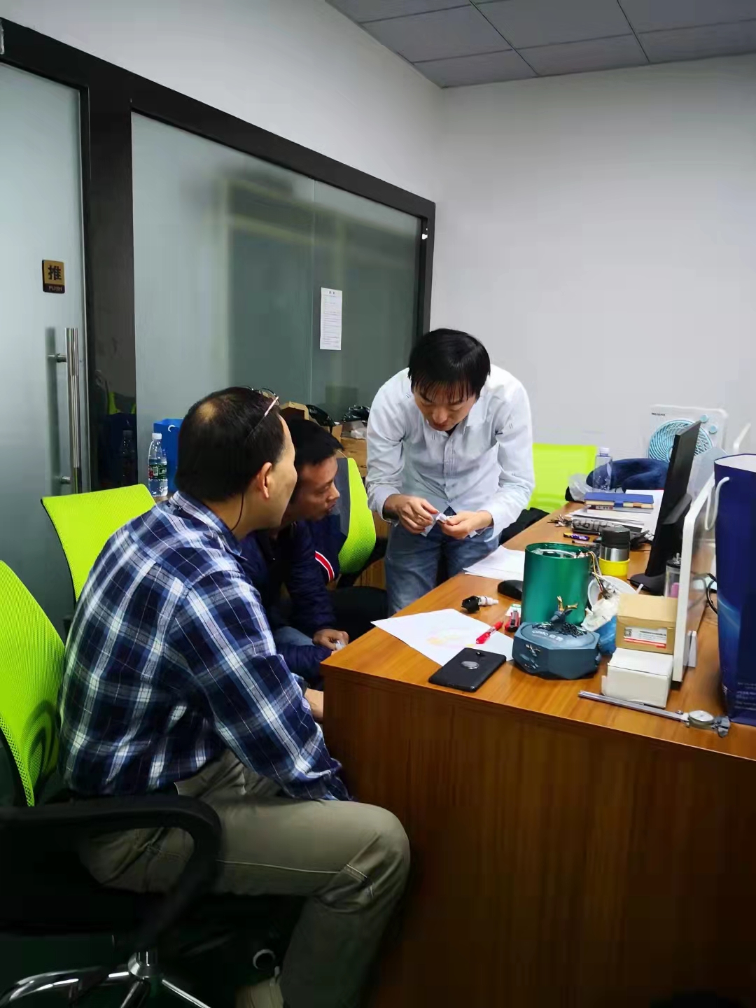 世邦工程上門(mén)為客戶解決注塑模具開(kāi)模問(wèn)題
